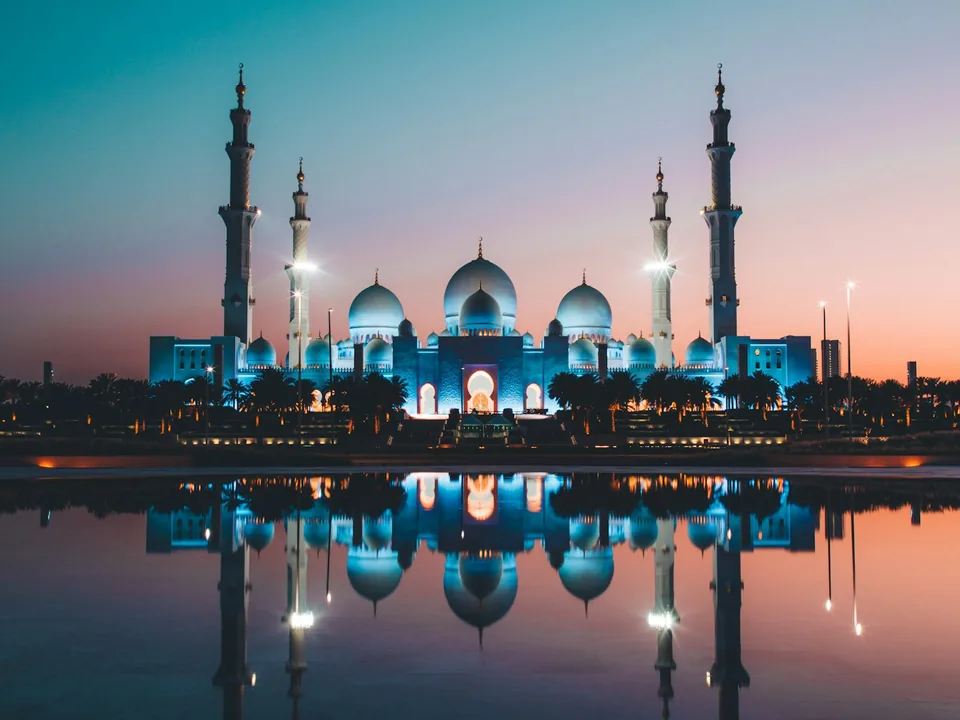 Sheikh Zayed Grand Mosque in Abu Dhabi at dusk