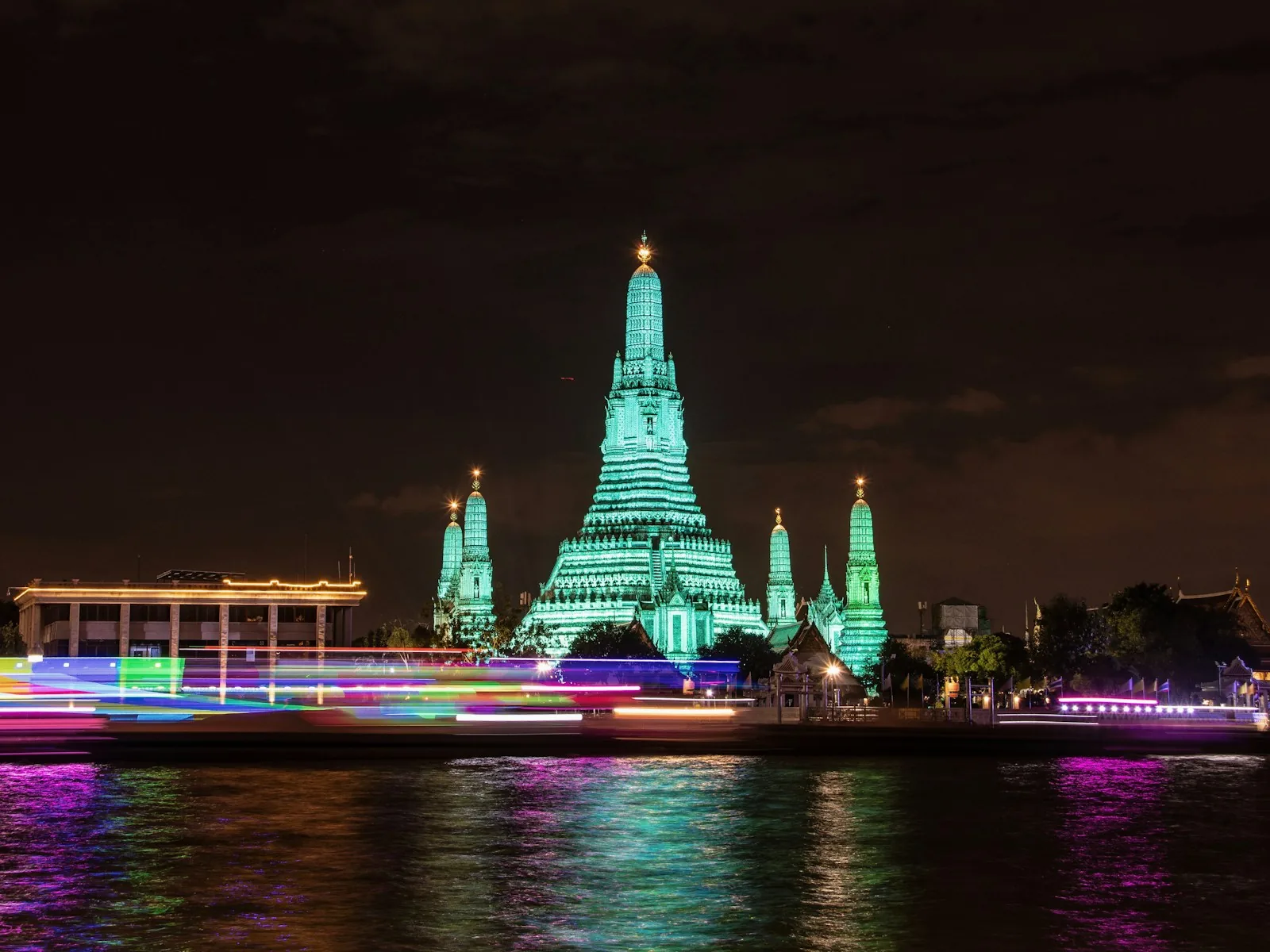 A neon welcome dinner in Bangkok, photo 2